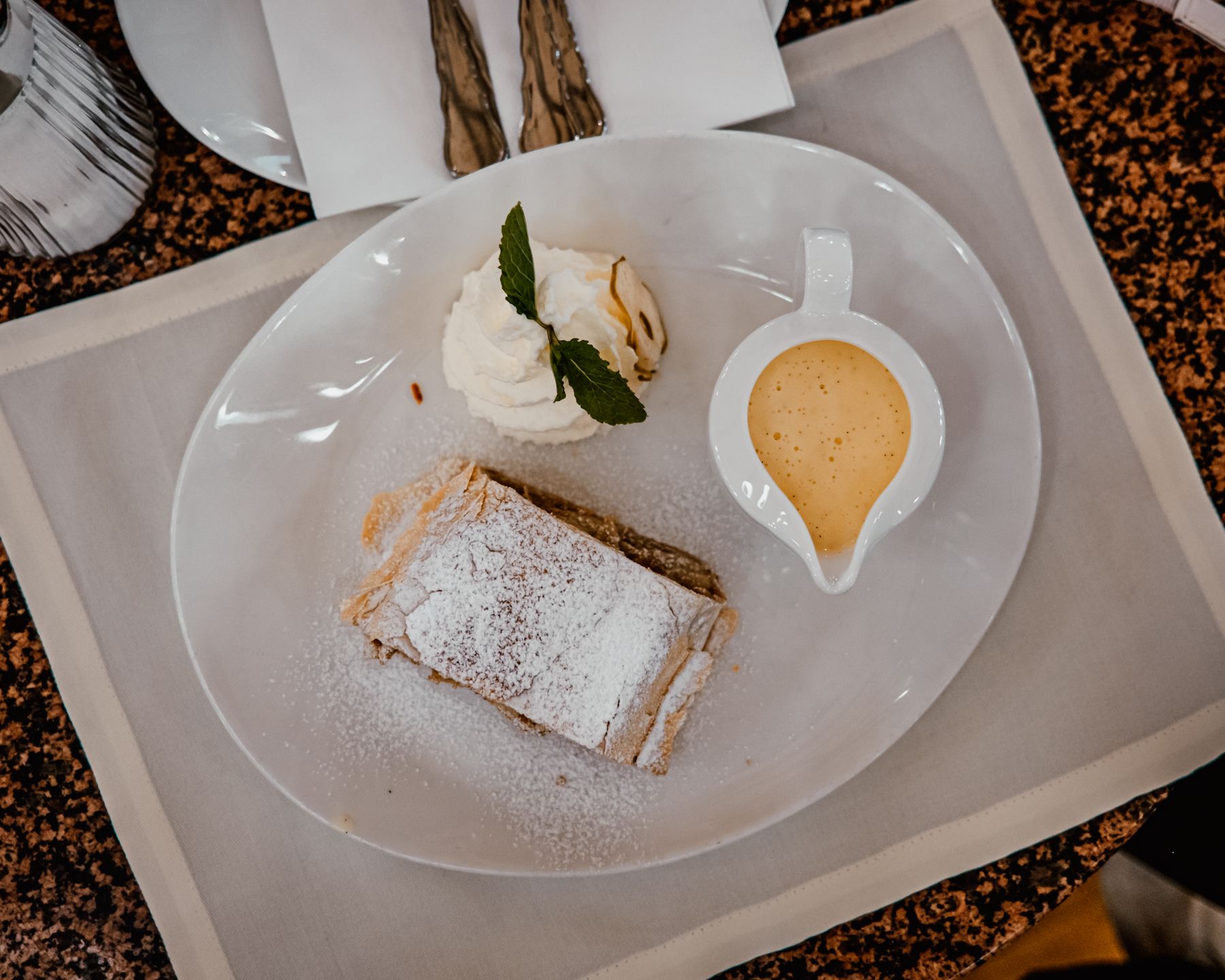 Apfelstrudel mit Schlag und Vanillesauce