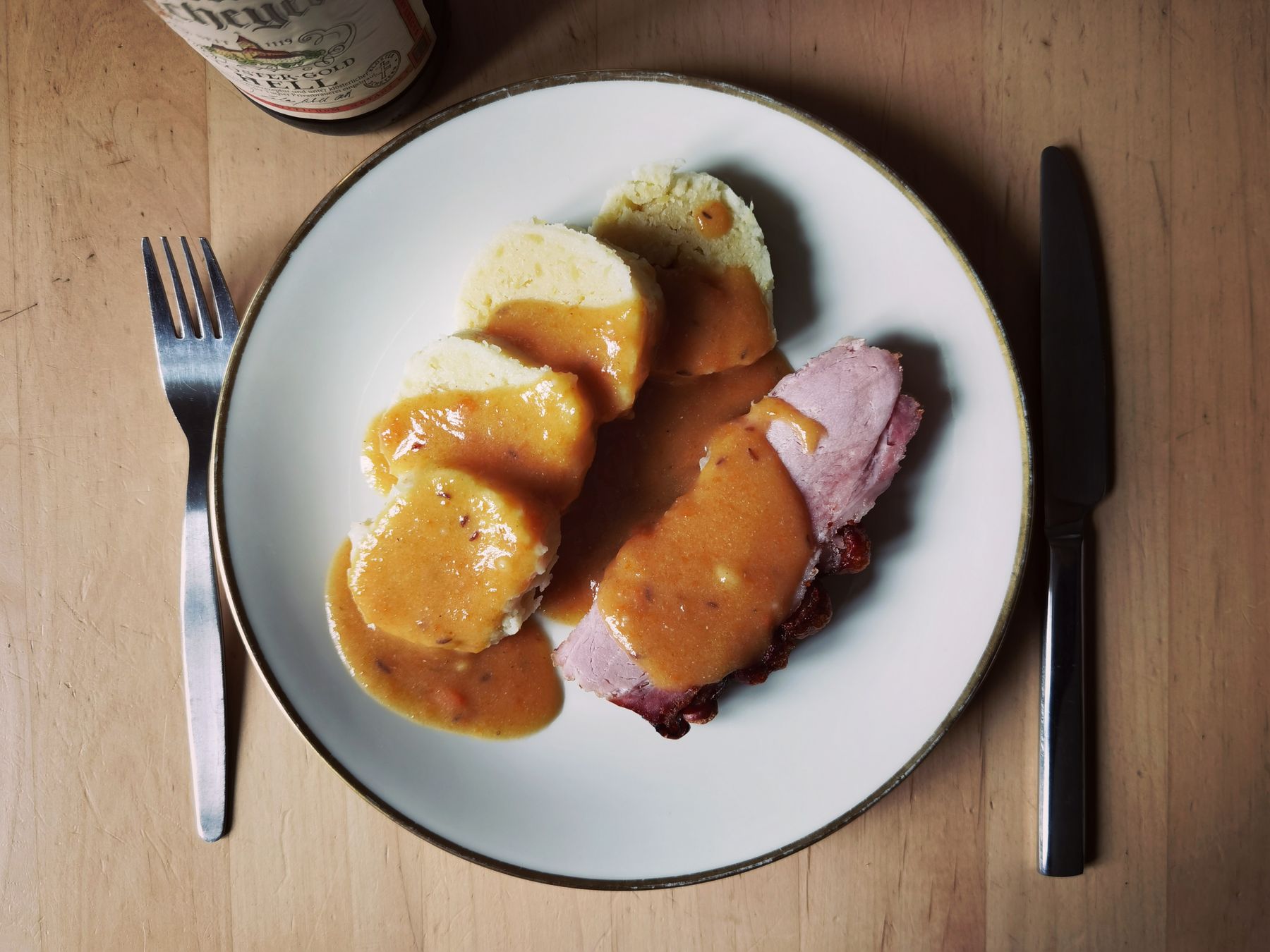 Braten mit Knödel und Saft