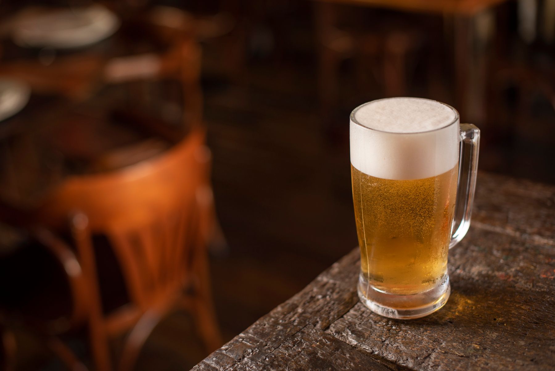 Frisch gezapftes Bier auf Holztisch