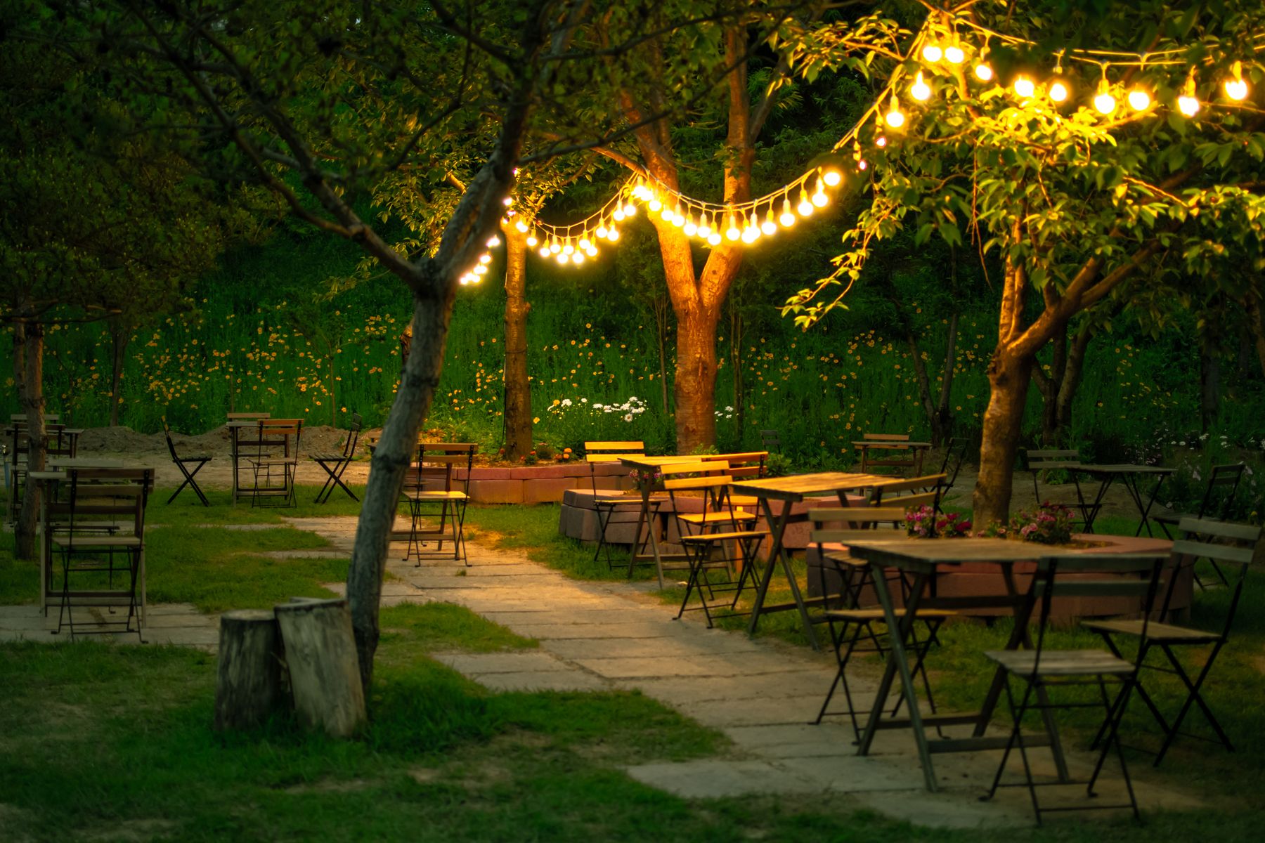 Gastgarten am Abend