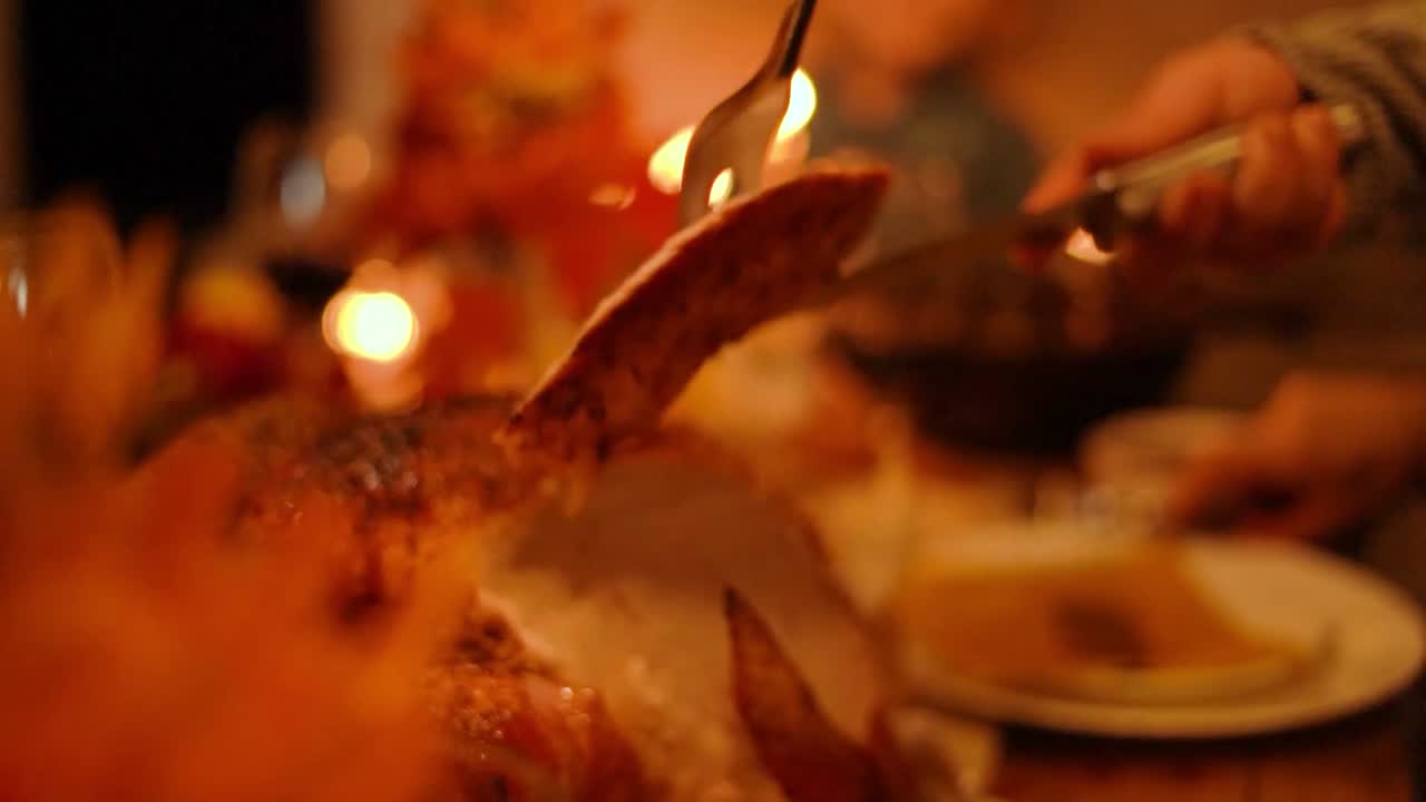 Ein Braten wird tranchiert